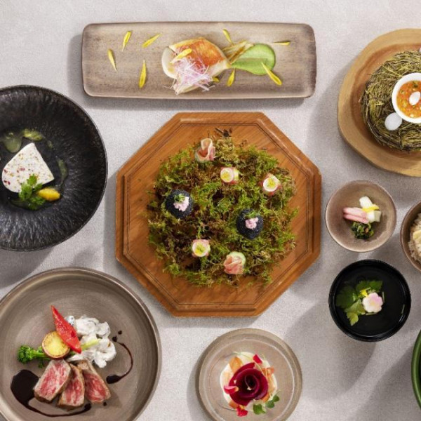 会場専任のシェフチームがオープンキッチンよりMAKI会場限定特別コースをお届けいたします