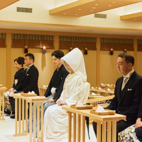 館内の伝統的な神殿での挙式