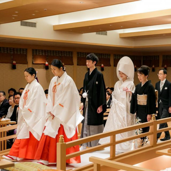 神殿内に架かる太鼓橋は、おふたりと両家親御様で入場。お母様のお手引きで進むあたたかい時間に。