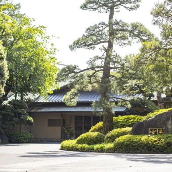 全部屋個室。八芳園内料亭「壺中庵」でのお食事を