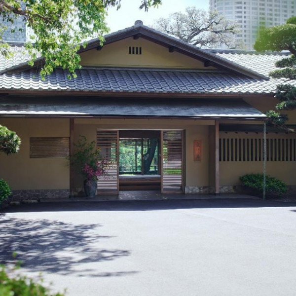 全部屋個室。八芳園内料亭「壺中庵」でのお食事を