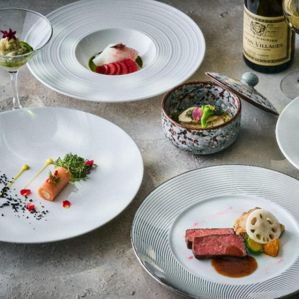 料理人が日本各地から厳選した、そのとき最高の旬の味を、ひと皿ずつに込めてご提供します