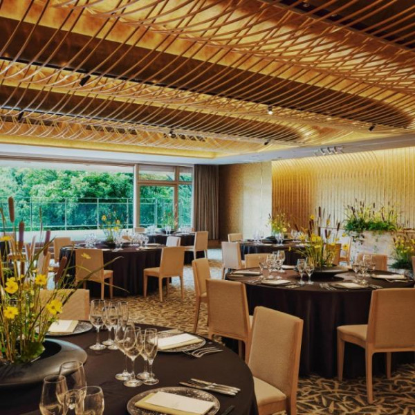 四季の庭園を眼下に望むウッドデッキを備えた開放的なバンケット