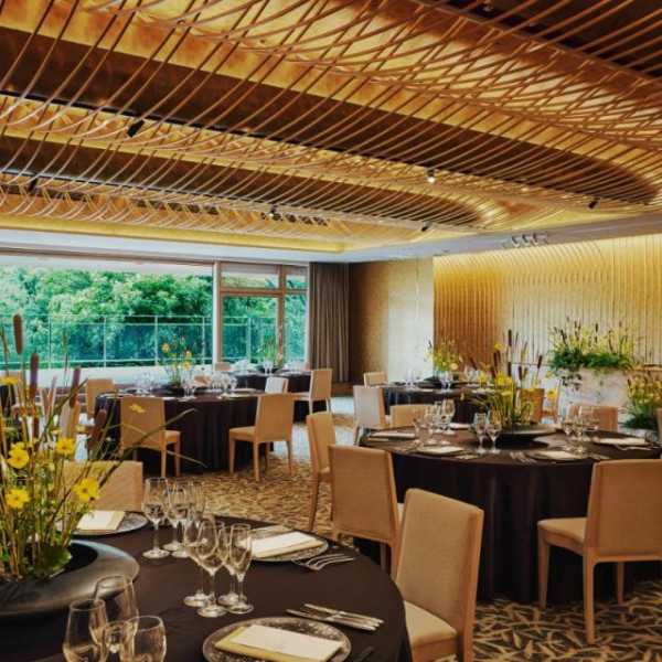 四季の庭園を眼下に望むウッドデッキを備えた開放的なバンケット