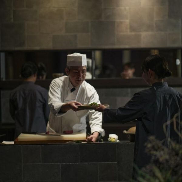 専任のシェフがゲストの目の前で料理を仕上げる