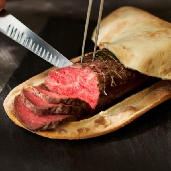 料理人が日本各地から厳選した、そのとき最高の旬の味を、ひと皿ずつに込めてご提供します。