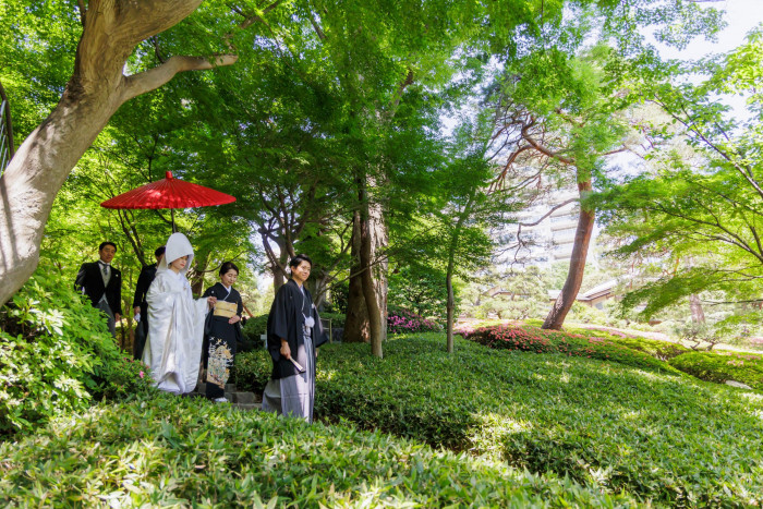 親御様のお手引きで日本庭園をゆっくりと歩む「花嫁御寮」