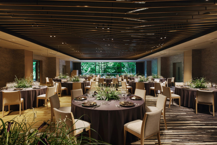 金と黒を基調とした大胆かつシックな空間は、大人の渋みと華やかさを感じられるHAKOU。