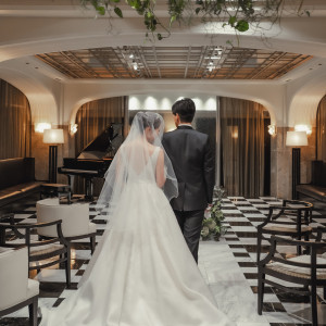 大理石に包まれた空間でのウェディング|CENTURY COURT Marunouchi（明治生命館内・国指定重要文化財）の写真(55540858)