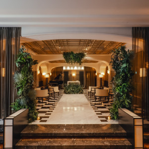 グリーンの装飾も|CENTURY COURT Marunouchi(明治生命館内・国指定重要文化財)の写真(55540863)