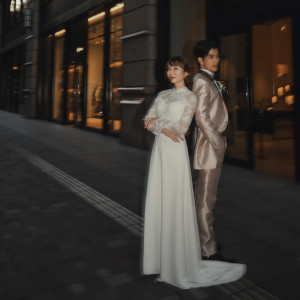 丸の内での撮影 細みのウェディングドレス×ベージュタキシード|CENTURY COURT Marunouchi（明治生命館内・国指定重要文化財）の写真(55540329)