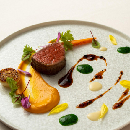 CENTURY COURT Marunouchi（明治生命館内・国指定重要文化財）