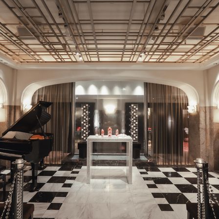 ウォーターウォールとキャンドルのコンビネーションが幻想的なチャペルをつくりだします|CENTURY COURT Marunouchi（明治生命館内・国指定重要文化財）の写真(50836327)