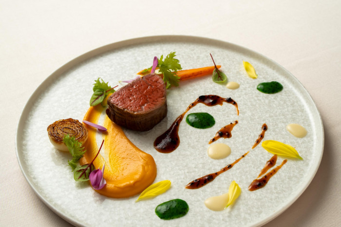 欧州で研金を積んだ鏡智行シェフが表現する、モダンクラシック・キュイジーヌ。