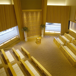 独立型挙式場「ザ・ムーラン」内装はカヤ材を採用。風合いと香りに安らぎを得る。ゲスト席は2人を見守る様に祭壇に向かい階段状に配席。|ザ・チェルシーの写真(979385)