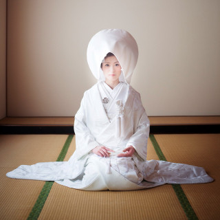 日本の花嫁姿「白無垢」も様々なバリエーションがございます。