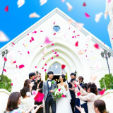 挙式後はゲストから祝福のフラワーシャワー。青空と白亜の大聖堂のコントラストが魅力的。