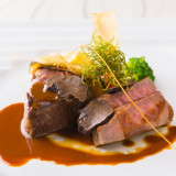 シェフが腕によりをかけたおもてなし料理。
お子様からお年寄りの方まで満足の和洋折衷料理をご用意。