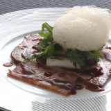 赤城和牛背肉のローストビーフSUKIYAKI仕立て。見た目・味ともにゲストから大好評の一品です。
