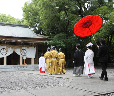 山内神社での挙式 当日の送迎・ご案内までをお手伝い。 緑に包まれた参道を花嫁行列で進むスタイルが人気です。