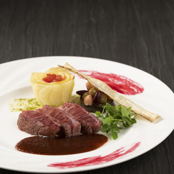 佐賀県産牛を使ったステーキは、和テイストのジャポネソースで…