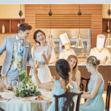 会場内にあるライブキッチン。パーティの進行をチェックしながら、出来立ての料理がゲストへ運ばれる。