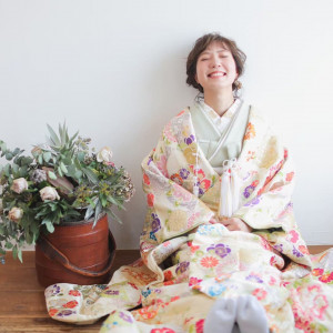 花咲くような彩りが魅力の色打掛。色とりどりの文様が織りなす華やかさで、特別な瞬間を彩ります。|ラ セーヌ マリアージュ 四日市 ＜三重平安閣グループ＞の写真(51406224)
