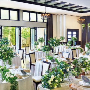 ホワイト・ブラック・ブラウンを基調とした会場は緑と自然光に包まれてプライベート感たっぷり|ラ セーヌ マリアージュ 四日市 <三重平安閣グループ>の写真(978869)