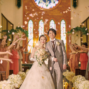 誓いをかわした後は、笑顔いっぱいのフラワーシャワーで祝福に包まれる|ラ セーヌ マリアージュ 四日市 ＜三重平安閣グループ＞の写真(2406444)