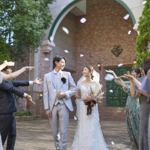 おふたりの門出を彩る祝福の時間。
ゲストからの「おめでとう」が舞い降りる、心あたたまるひとときに。|ラ セーヌ マリアージュ 四日市 ＜三重平安閣グループ＞の写真(51409673)