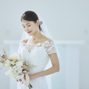 そっと想いを込めた、誓いの瞬間。柔らかな光に包まれて、花嫁の美しさが際立ちます。|ラ セーヌ マリアージュ 四日市 ＜三重平安閣グループ＞の写真(51409726)