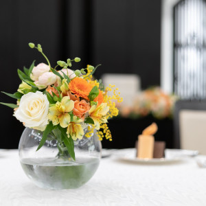 ゲストの目にとまる、やさしい彩り
ラウンド型の花器にふんわりと束ねたブーケが、会場全体を明るく包みます。|ラ セーヌ マリアージュ 四日市 ＜三重平安閣グループ＞の写真(51510674)