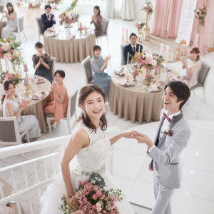 憧れのプリンセスのように階段を降りるその姿。光と拍手に包まれて、物語の主人公に。|ラ セーヌ マリアージュ 四日市 <三重平安閣グループ>の写真(51510178)