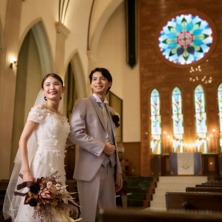 家族やごく親しい人と過ごす、やさしい時間。
笑顔も、涙も、想いも近くに感じられる結婚式です。