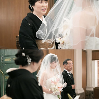 親御さまの仕上げが未来を照らす、心地よいベールダウンから挙式スタート。