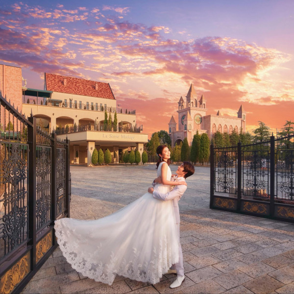 紅葉に包まれた景色と穏やかな空気が、
大人っぽく上質なウェディングを彩ります。