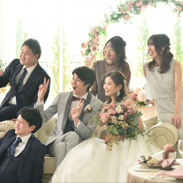 やわらかな光と春の花々に包まれて、
ふたりの新しい門出を彩る結婚式。