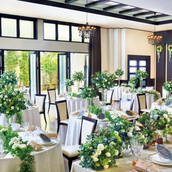 ホワイト・ブラック・ブラウンを基調とした会場は緑と自然光に包まれてプライベート感たっぷり|ラ セーヌ マリアージュ 四日市 ＜三重平安閣グループ＞の写真(978869)