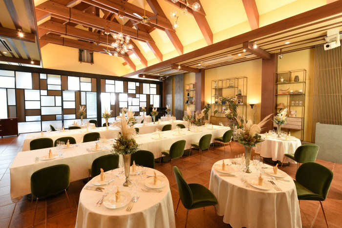 木の温もりと自然光が心地よい上質空間。