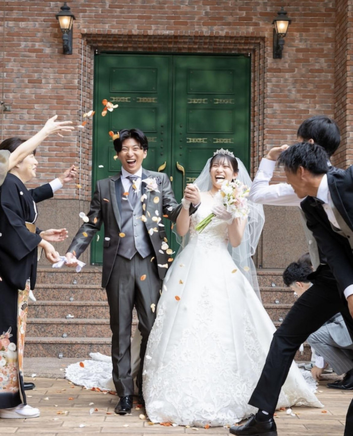 フラワーシャワーは、花びらに込められた祝福がふたりを包む特別な時間。