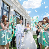 挙式の後は大切なゲストとのセレモニーを。フラワーシャワーやブーケトスなど、たくさんの祝福を浴びて。