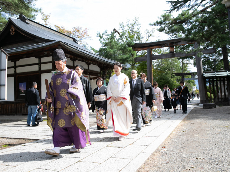 近くの上杉神社でも挙式・前撮りができます。