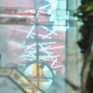 大理石のバージンロードに投影されるステンドグラス|防府グランドホテルの写真(30901552)
