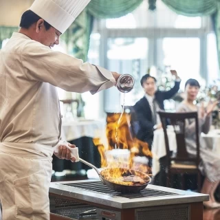 料理も演出のひとつとして会場内でのフランベサービス