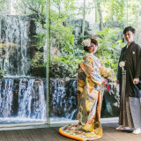 Konayaホテルの象徴、滝の前のロビー。オリエンタルモダンの重厚感と歴史感からのゆったりな空間がさらに二人の姿を引き立てます。