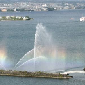 花噴水は琵琶湖を背景に噴き上げられた水。放水される水量や角度により、さまざまな形に変化し、涼感あふれる風景。|琵琶湖ホテルの写真(941923)