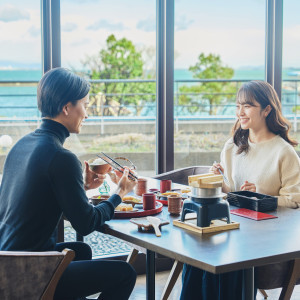 ホテルの特徴は宿泊が出来る点。翌朝自然光を浴びながら結婚式のお話をしながら朝食を。|琵琶湖ホテルの写真(41264487)