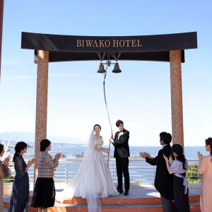 挙式後はゲストとアフターセレモニーを。皆様と笑顔溢れる時間に!|琵琶湖ホテルの写真(56586376)