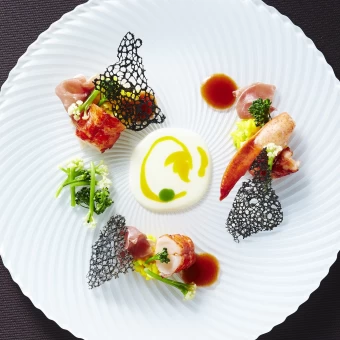 お皿も大切！白は嘘がつけない・食材の彩りが伝わる色！一皿一皿に料理長の想いが詰まっている！