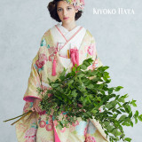 KIYOKOHATAが手がけた最旬の色打掛。イエローベースの下地にイロトリドリの華の模様は、幅広い花嫁に指示されること間違いなし